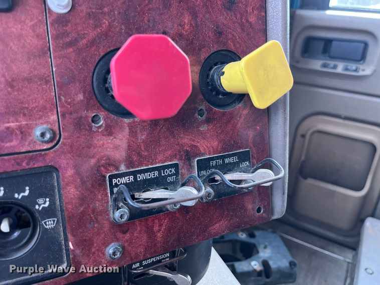 image for item LD9313 2005 International  9400i semi truck