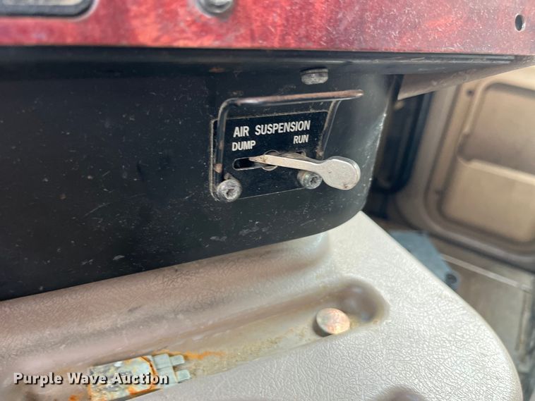 image for item LD9313 2005 International  9400i semi truck