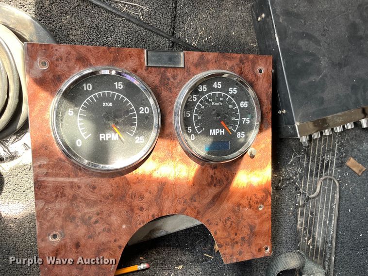 image for item LD9313 2005 International  9400i semi truck