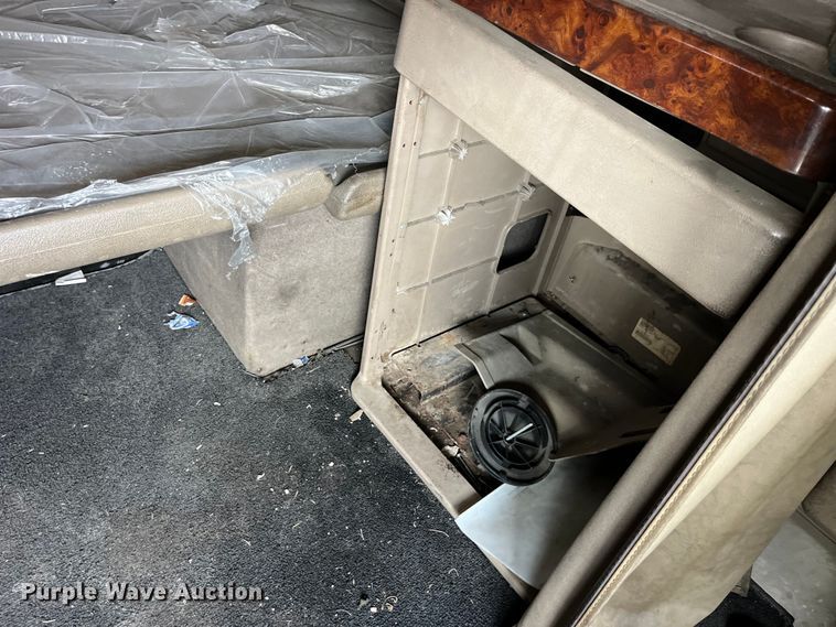 image for item LD9313 2005 International  9400i semi truck