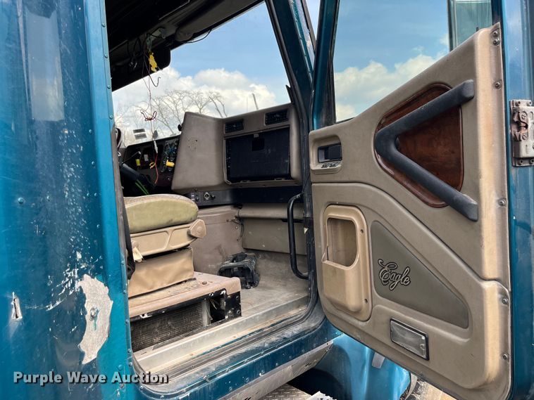 image for item LD9313 2005 International  9400i semi truck