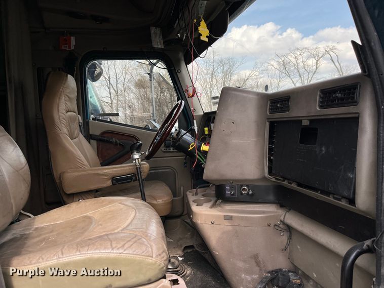 image for item LD9313 2005 International  9400i semi truck