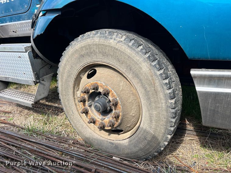 image for item LD9313 2005 International  9400i semi truck