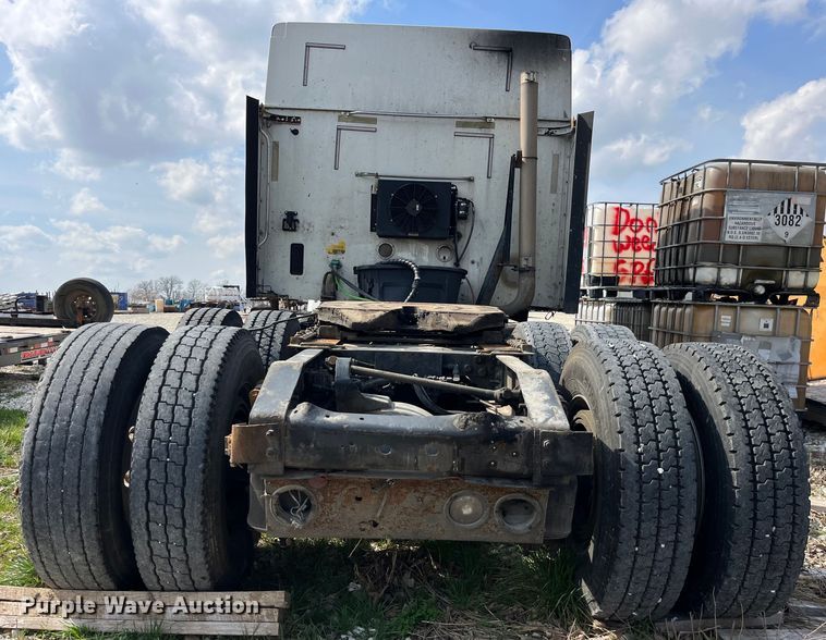 image for item LD9315 2007 International 9400i semi truck