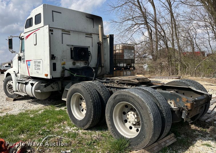 image for item LD9315 2007 International 9400i semi truck