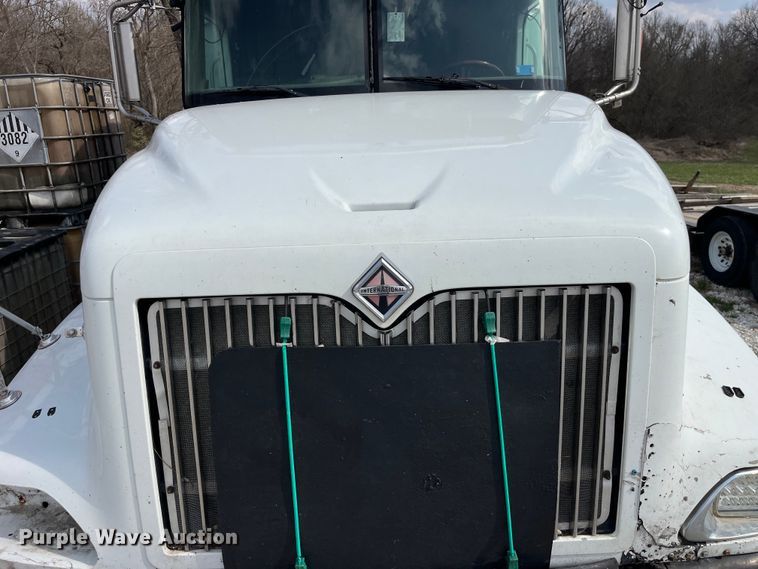 image for item LD9315 2007 International 9400i semi truck