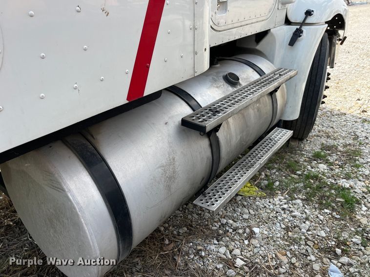 image for item LD9315 2007 International 9400i semi truck