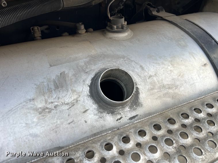 image for item LD9315 2007 International 9400i semi truck