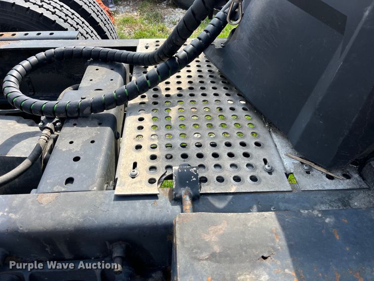 image for item LD9315 2007 International 9400i semi truck