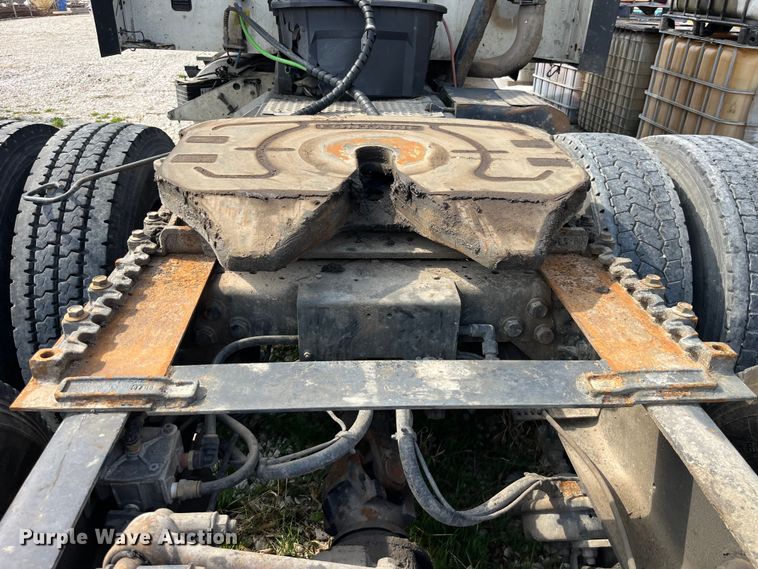 image for item LD9315 2007 International 9400i semi truck