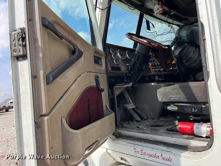 image for item LD9315 2007 International 9400i semi truck