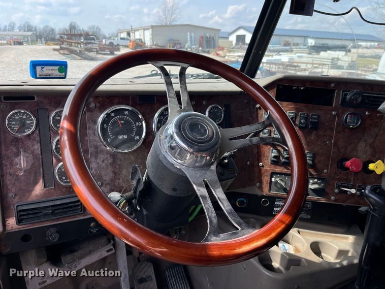 image for item LD9315 2007 International 9400i semi truck