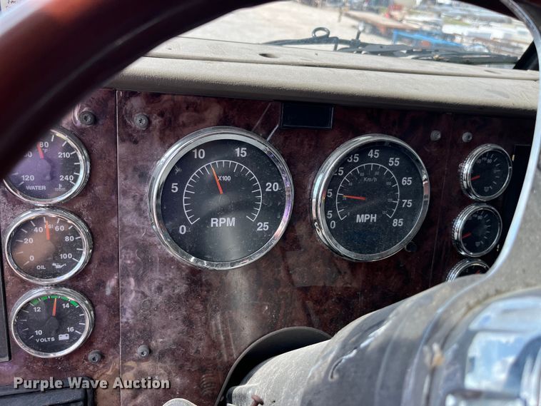 image for item LD9315 2007 International 9400i semi truck