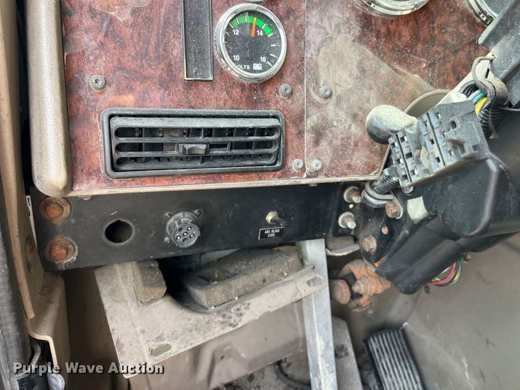 image for item LD9315 2007 International 9400i semi truck