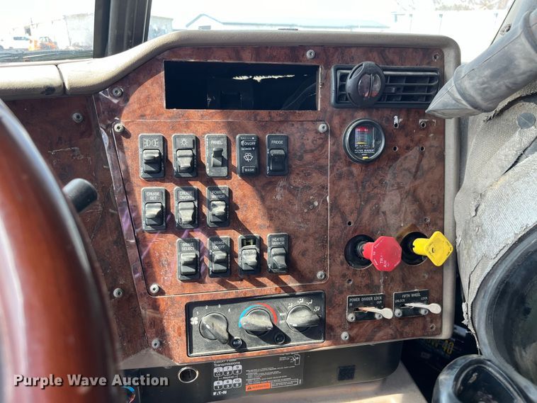 image for item LD9315 2007 International 9400i semi truck