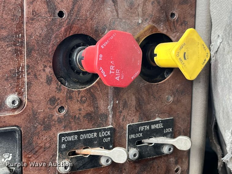 image for item LD9315 2007 International 9400i semi truck