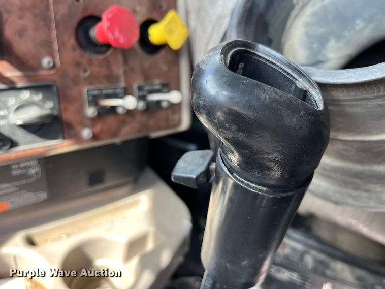 image for item LD9315 2007 International 9400i semi truck