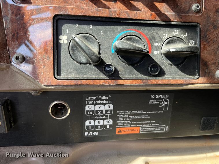 image for item LD9315 2007 International 9400i semi truck