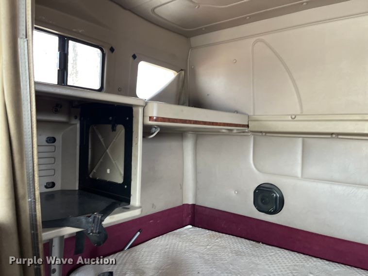 image for item LD9315 2007 International 9400i semi truck