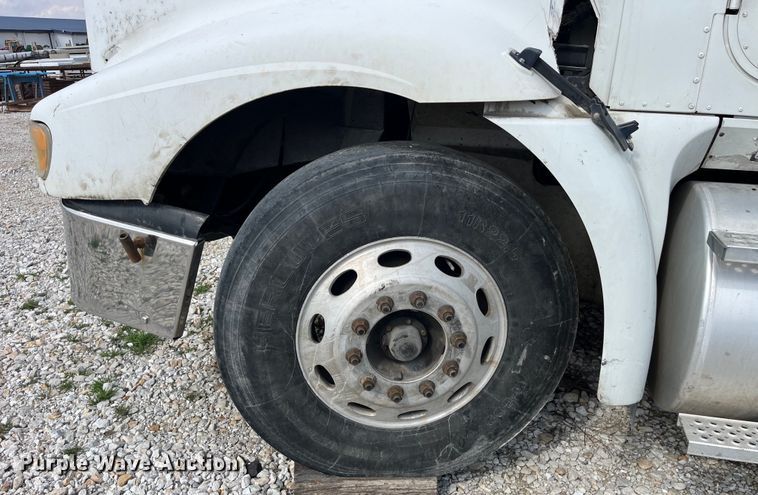 image for item LD9315 2007 International 9400i semi truck