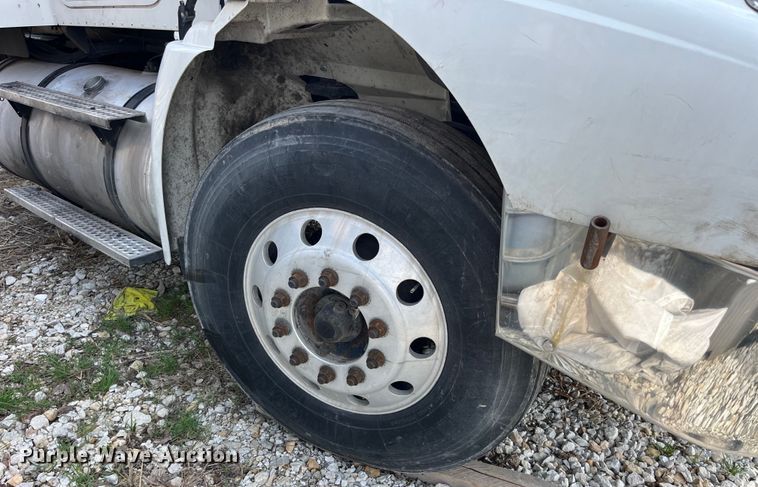 image for item LD9315 2007 International 9400i semi truck