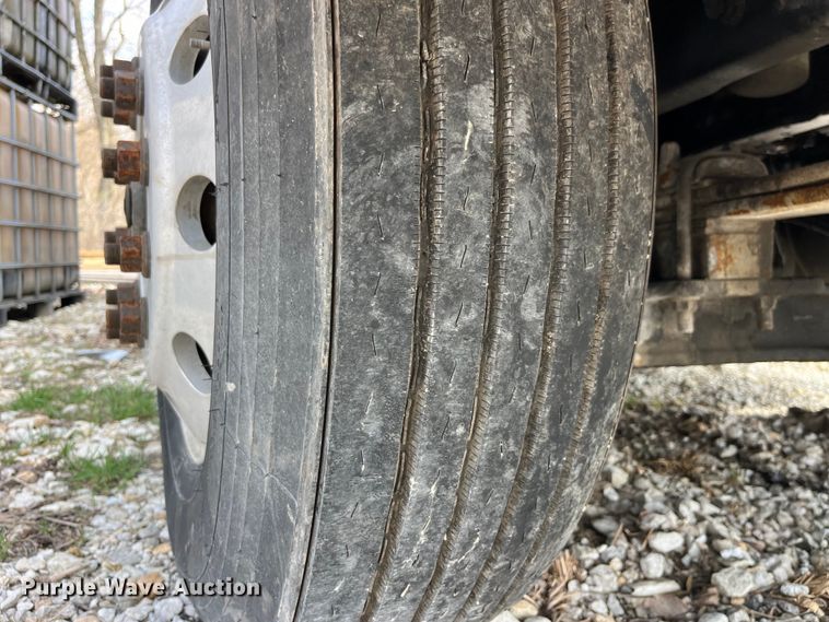 image for item LD9315 2007 International 9400i semi truck