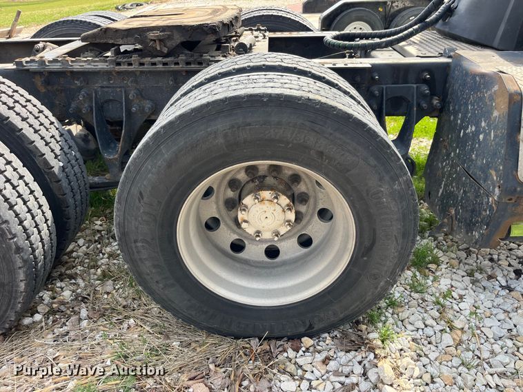 image for item LD9315 2007 International 9400i semi truck