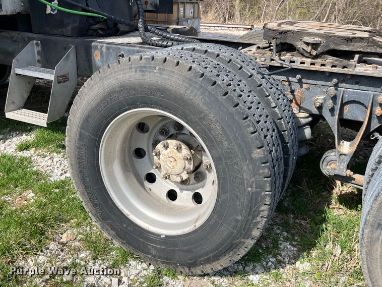 image for item LD9315 2007 International 9400i semi truck