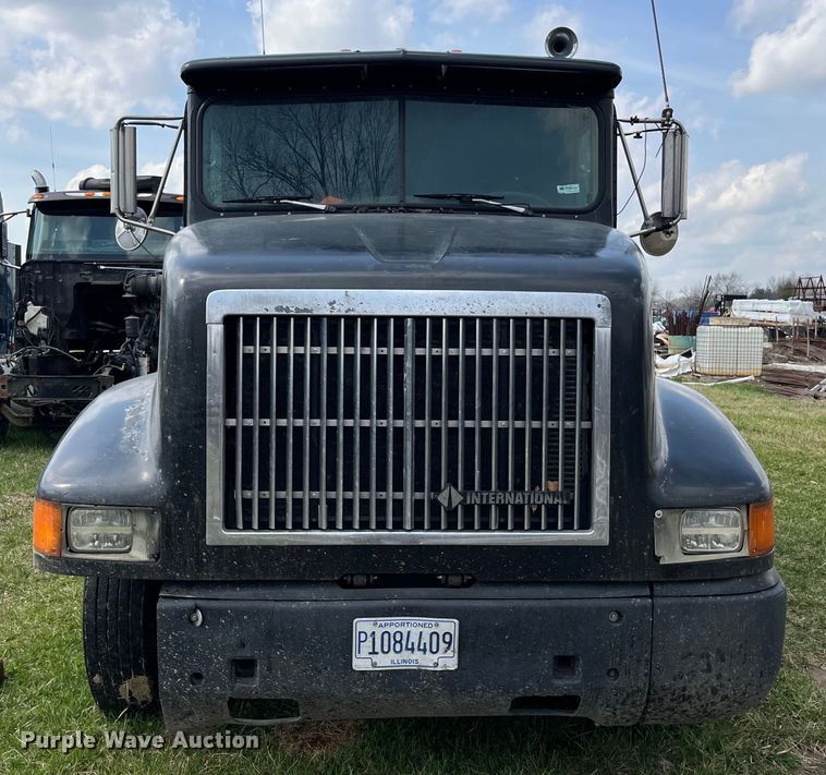 image for item LD9316 1995 International  9200 semi truck