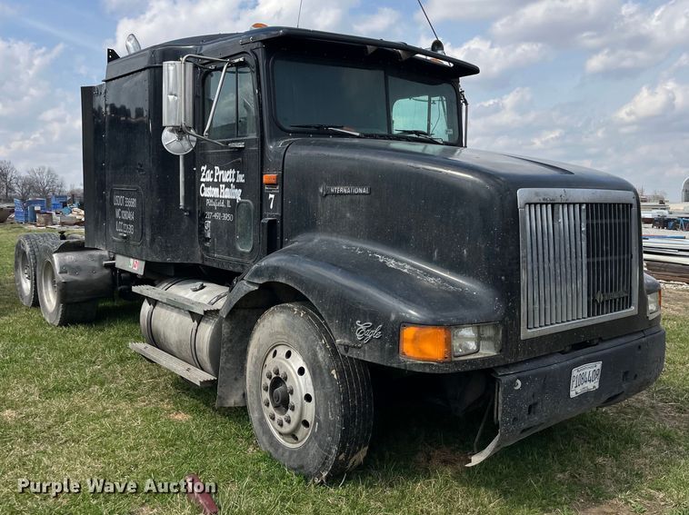 image for item LD9316 1995 International  9200 semi truck