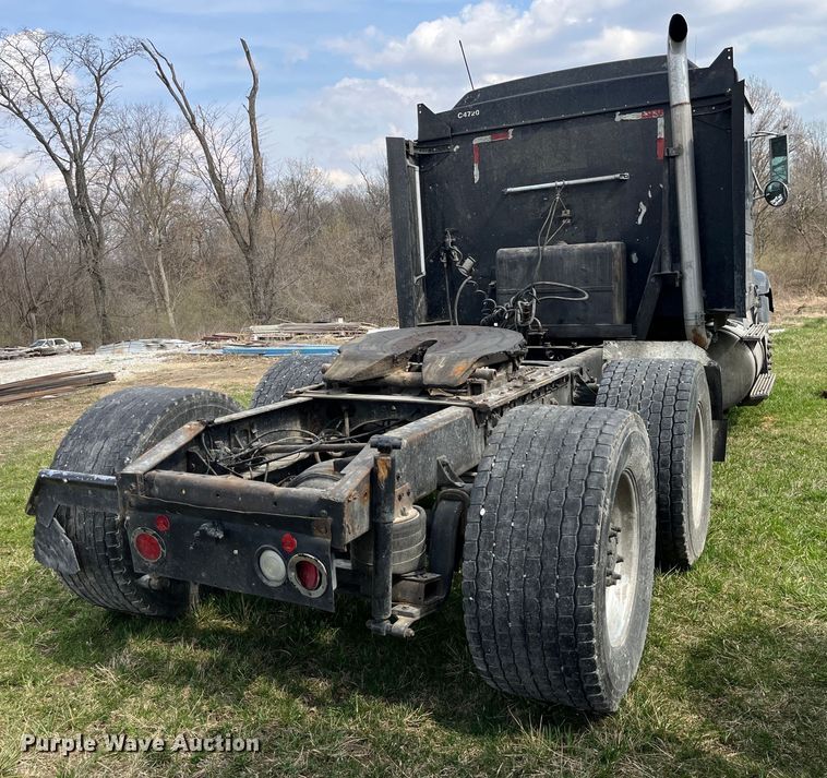 image for item LD9316 1995 International  9200 semi truck