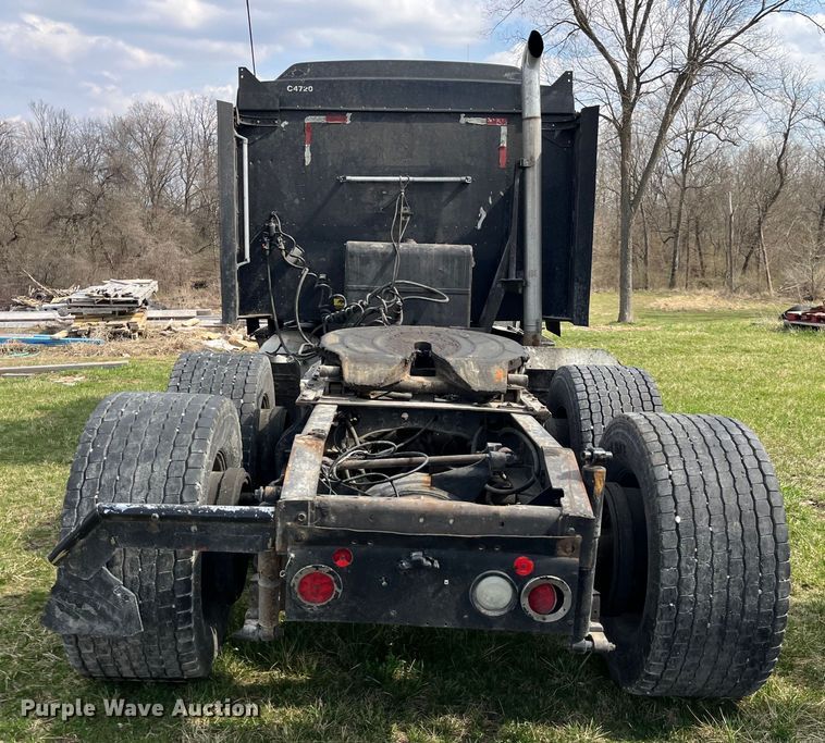 image for item LD9316 1995 International  9200 semi truck