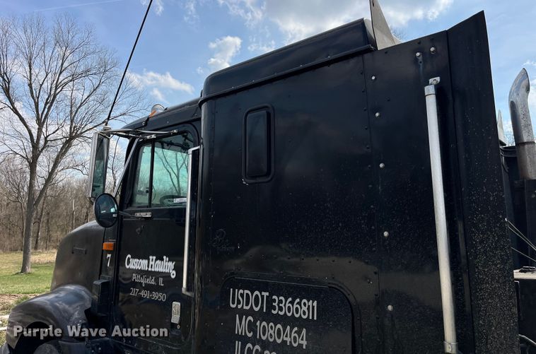 image for item LD9316 1995 International  9200 semi truck