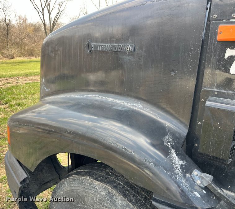 image for item LD9316 1995 International  9200 semi truck