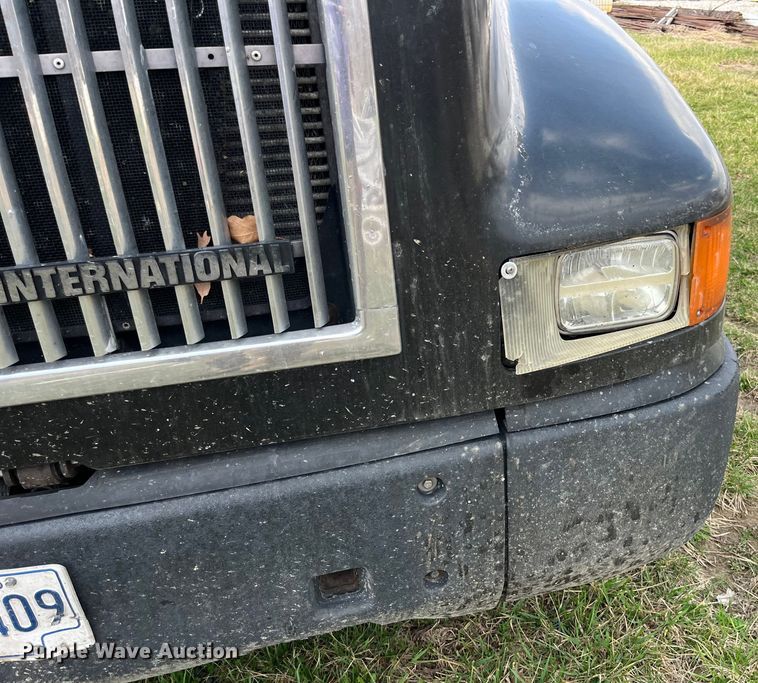 image for item LD9316 1995 International  9200 semi truck