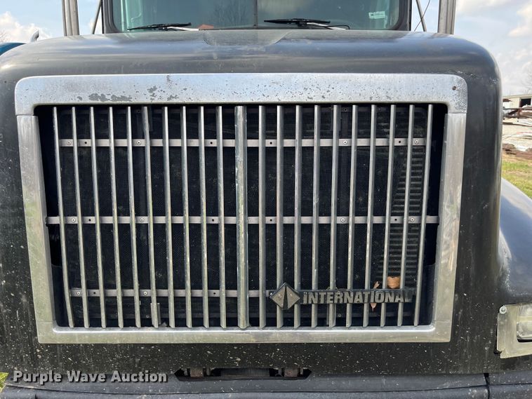 image for item LD9316 1995 International  9200 semi truck