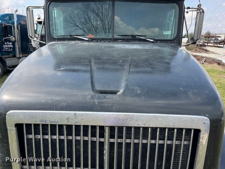 image for item LD9316 1995 International  9200 semi truck