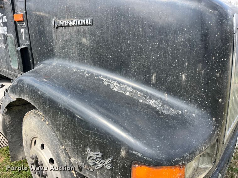 image for item LD9316 1995 International  9200 semi truck