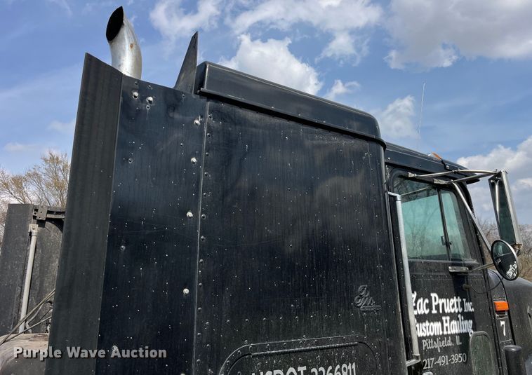 image for item LD9316 1995 International  9200 semi truck