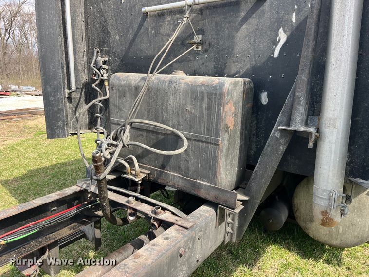 image for item LD9316 1995 International  9200 semi truck