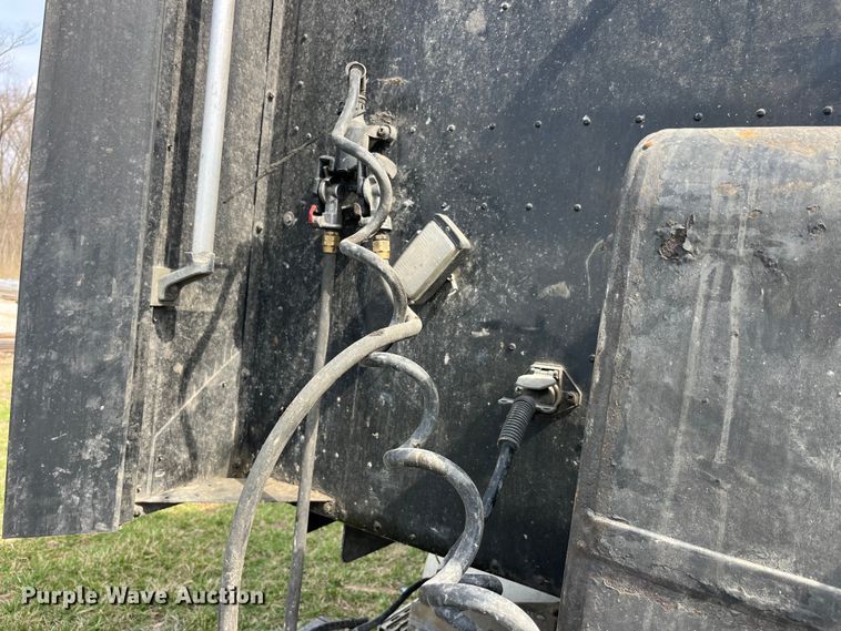 image for item LD9316 1995 International  9200 semi truck