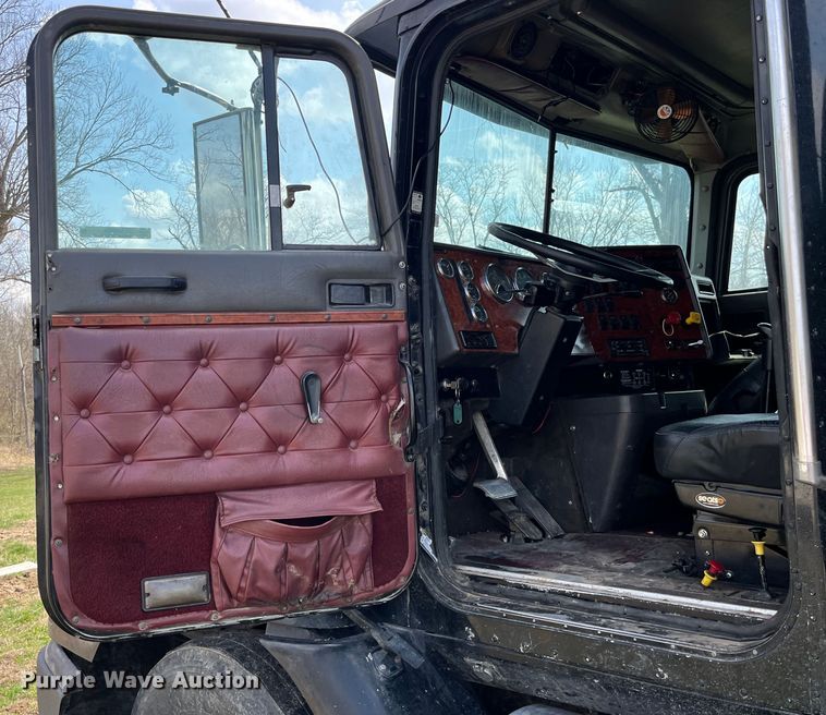 image for item LD9316 1995 International  9200 semi truck