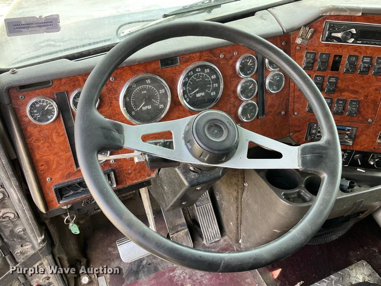 image for item LD9316 1995 International  9200 semi truck