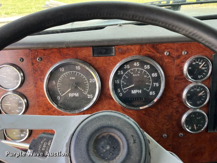 image for item LD9316 1995 International  9200 semi truck