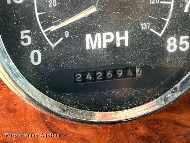 image for item LD9316 1995 International  9200 semi truck