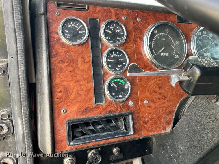 image for item LD9316 1995 International  9200 semi truck