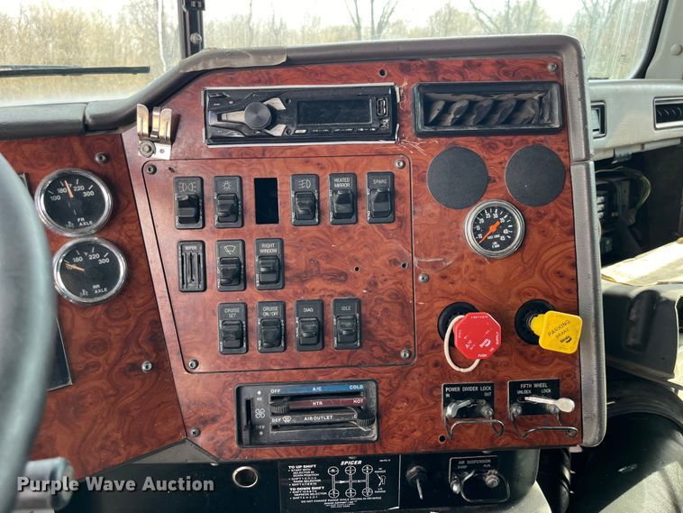 image for item LD9316 1995 International  9200 semi truck