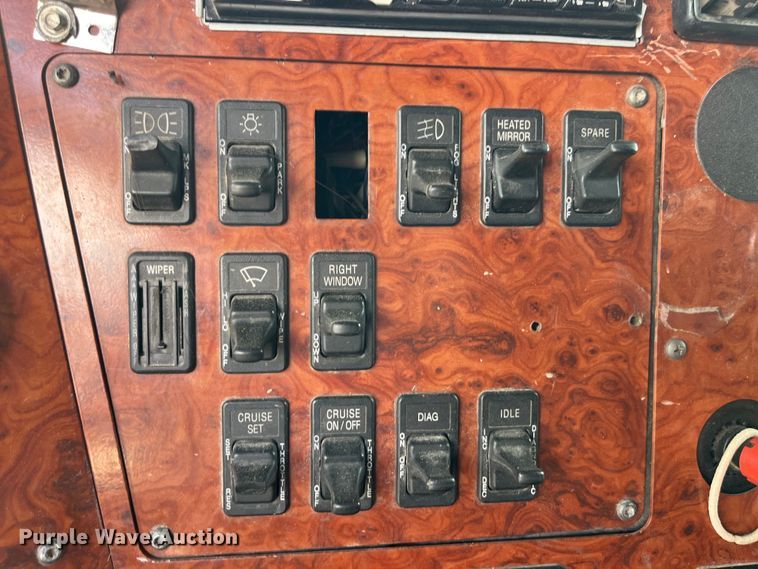 image for item LD9316 1995 International  9200 semi truck