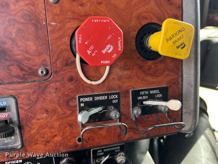 image for item LD9316 1995 International  9200 semi truck