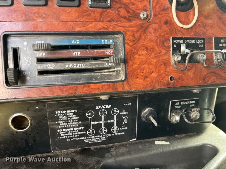 image for item LD9316 1995 International  9200 semi truck